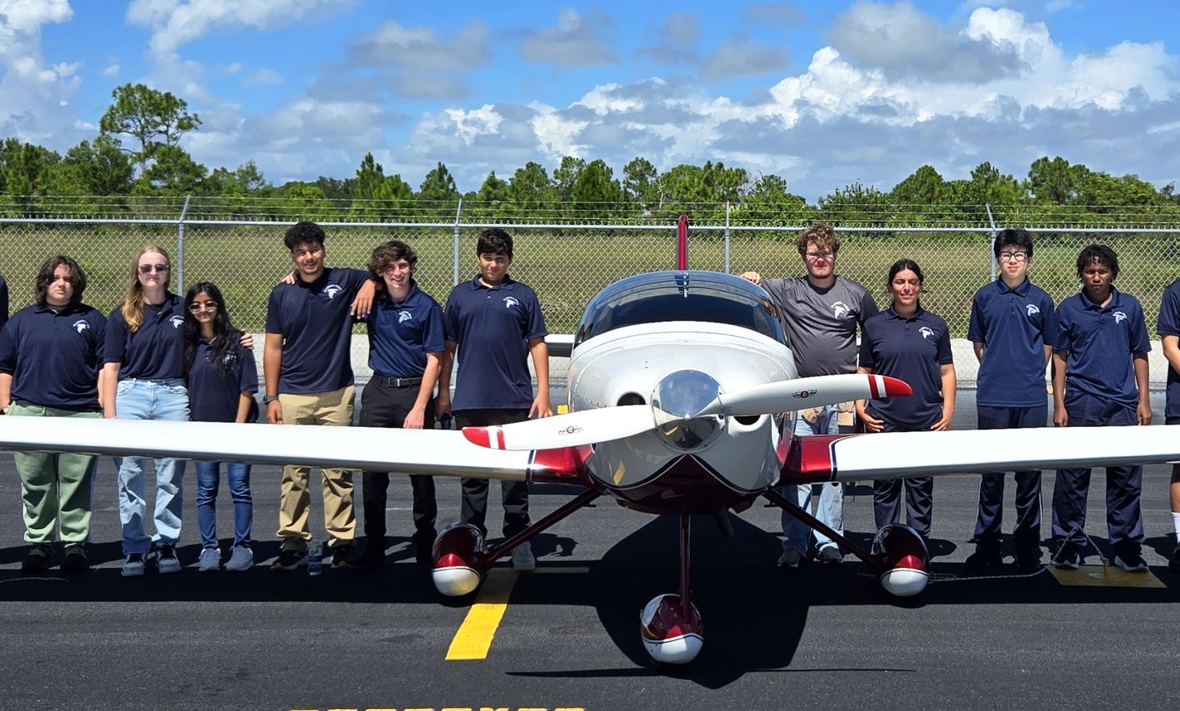 Programme d'aviation de la Florida Preparatory Academy — élèves devant un avion