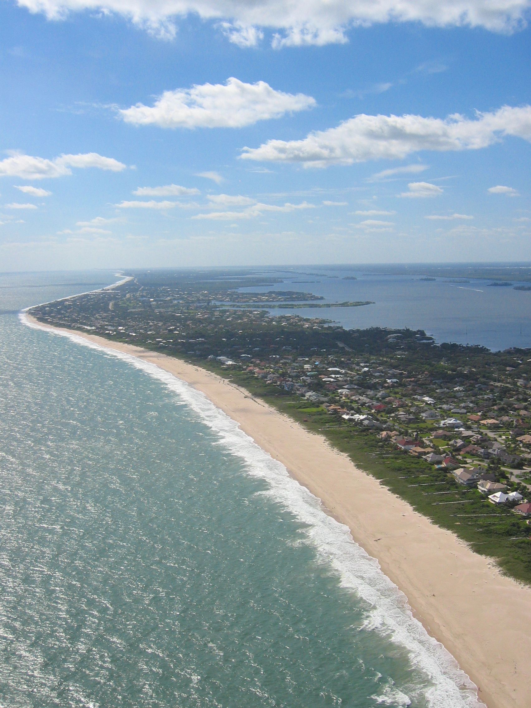 Vista aerea della costa di Vero Beach — tra la Indian River Lagoon e l'Atlantico